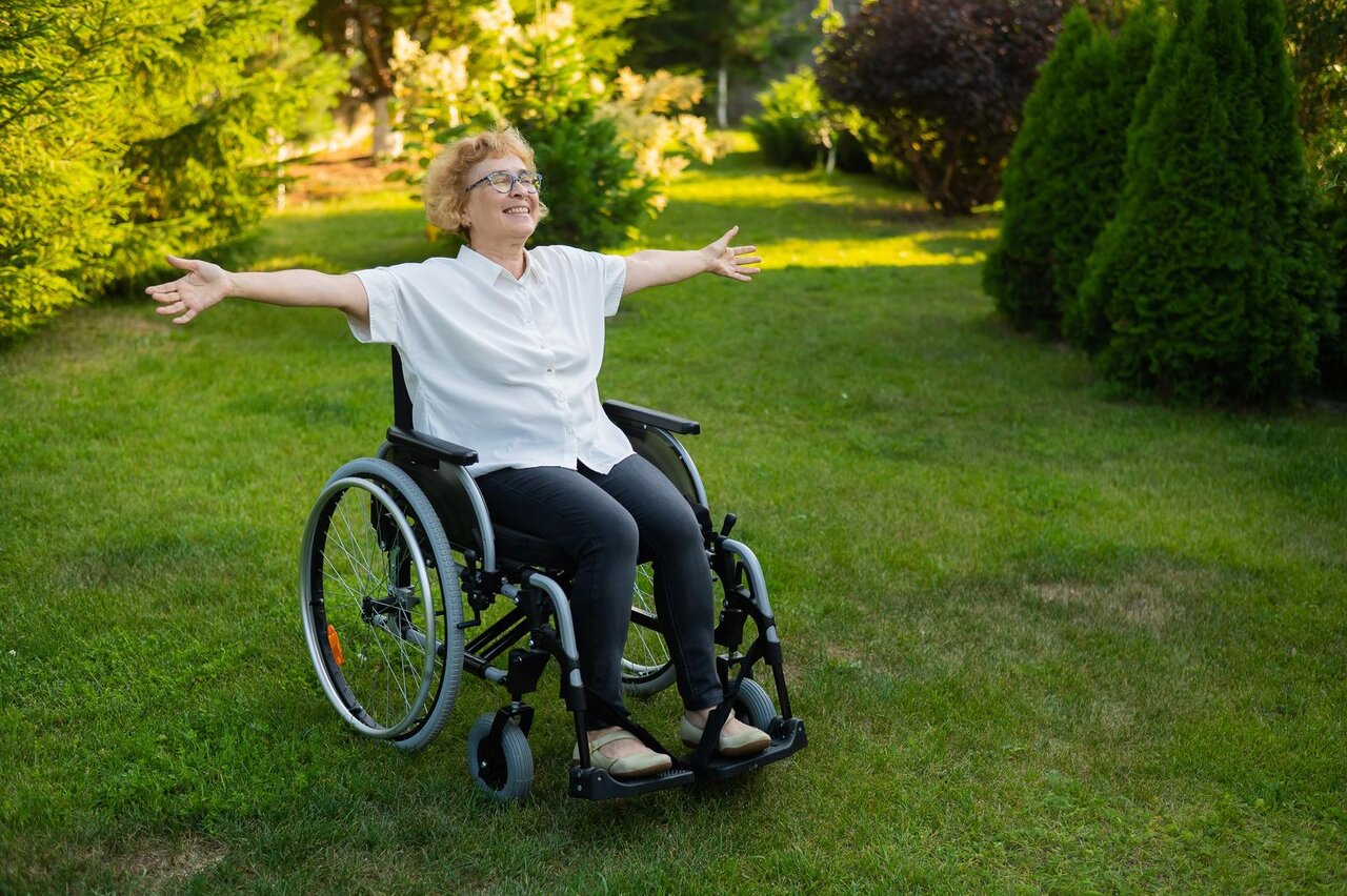 Le fauteuil roulant pliable : un must pour les personnes à mobilité réduite